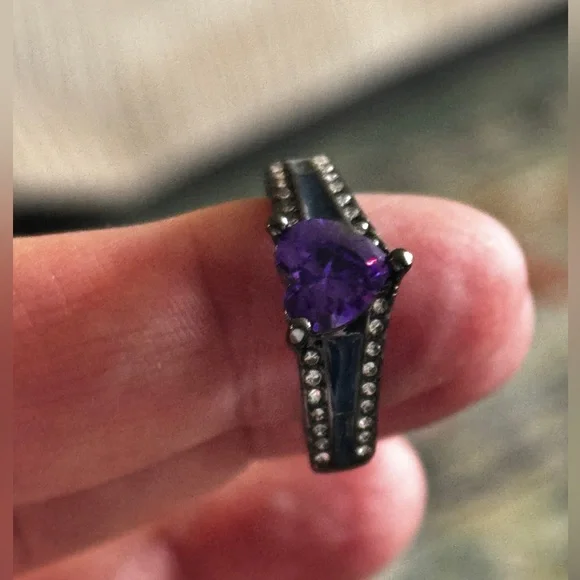 Beautiful black ring - Picture 2 of 3